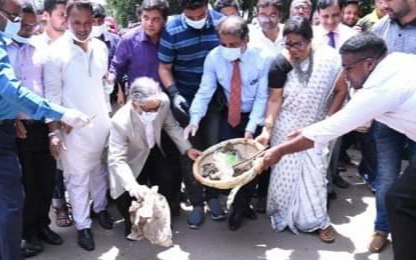 ঢাকা বিশ্ববিদ্যালয়েও ময়লা ফেলে পরিষ্কার করার অভিযোগ