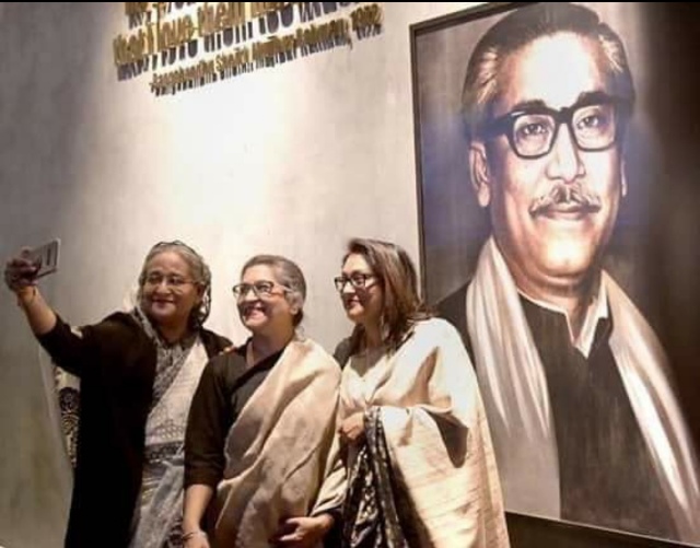 বঙ্গবন্ধুর প্রতিকৃতির সামনে দাড়িয়ে সেলফি তুললেন প্রধানমন্ত্রী
