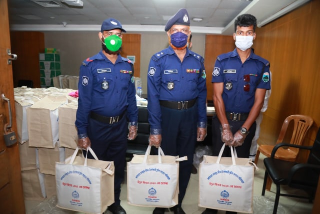 জীবন উৎসর্গকারী পুলিশ পরিবারের জন্য আইজিপি'র ঈদ উপহার