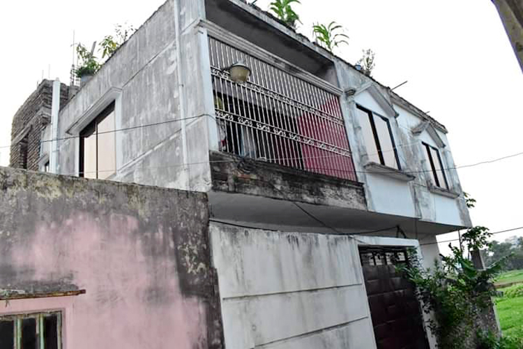 ঘরে তালা দিয়ে লাপাত্তা অধ্যক্ষ সিরাজের পরিবার