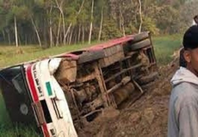 চবি শিক্ষার্থী বহনকারী বাস খাদে, আহত ১২