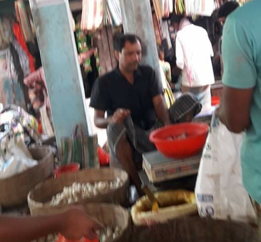 একদিনের ব্যবধানে কালিগঞ্জে পেঁয়াজ রসুনের দাম বৃদ্ধি, জনমনে অসন্তোষ