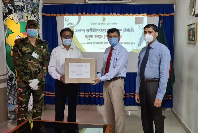 মালদ্বীপে অবস্থানরত প্রবাসী চিকিৎসকদের নিকট চিকিৎসা সামগ্রী হস্তান্তর