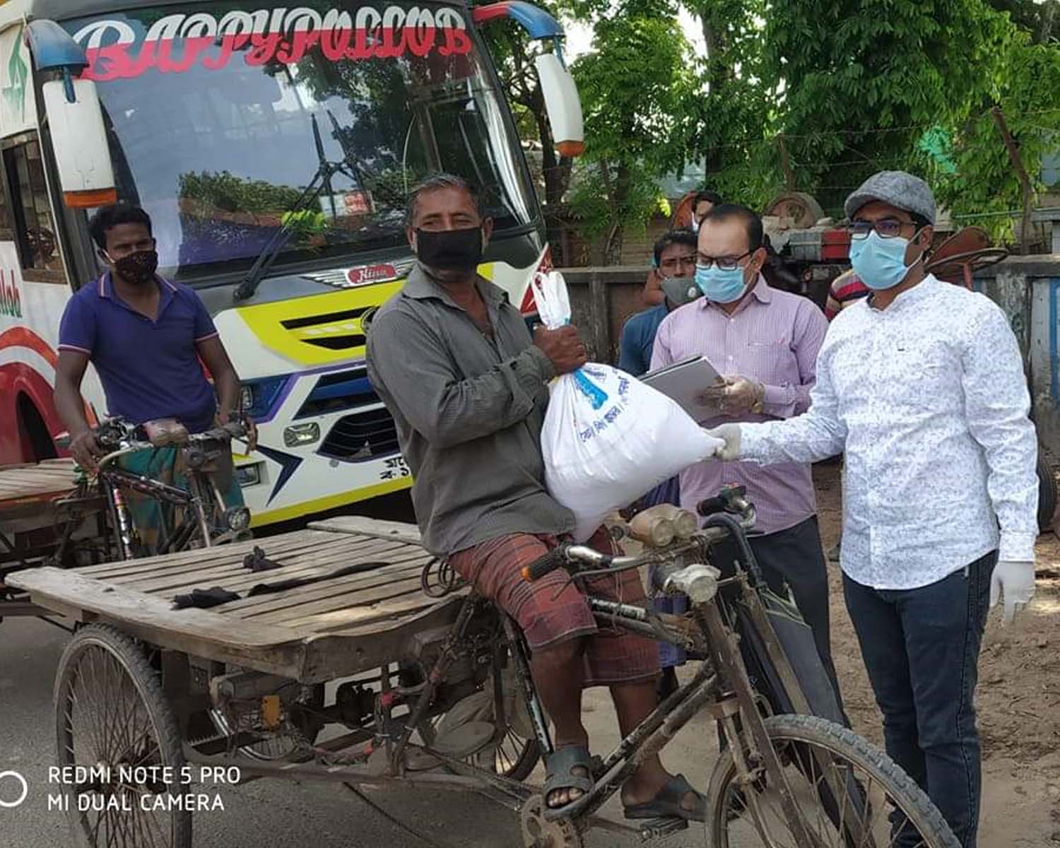ভ্যানচালক ও ক্ষুদ্র ব্যবসায়ীদের খুঁজে খুঁজে খাদ্য দিলেন ইউএনও 