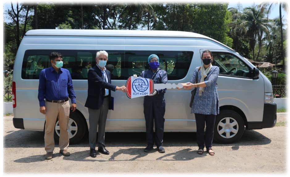 কক্সবাজার ডিসি কলেজের জন্য মাইক্রোবাস দিল আইওএম