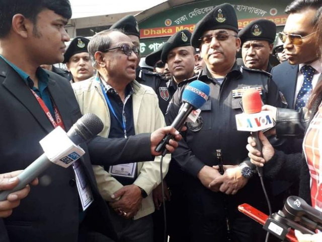 আহত সাংবাদিককে দেখতে ঢামেকে ছুটে আসলেন র্যাব ডিজি