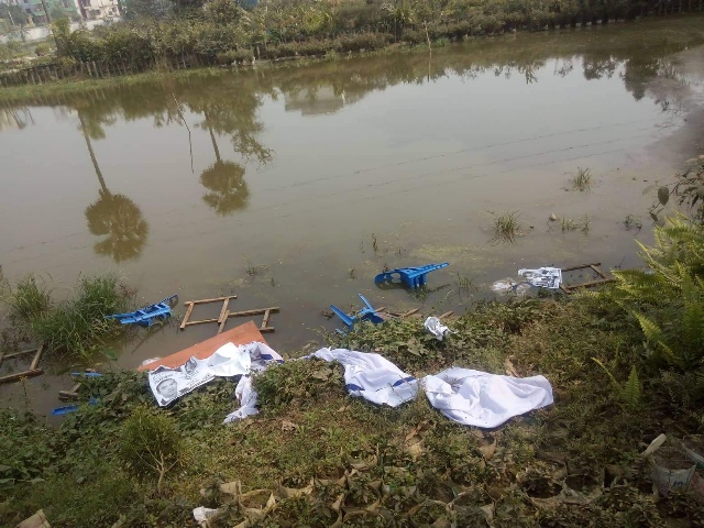 তাবিথের নির্বাচনী ক্যাম্প পুকুরে জলে