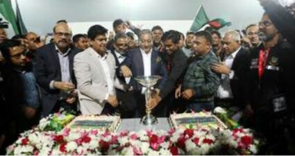 আকবরদের লাল গালিচা সংবর্ধনা, কেক কেটে উদযাপন