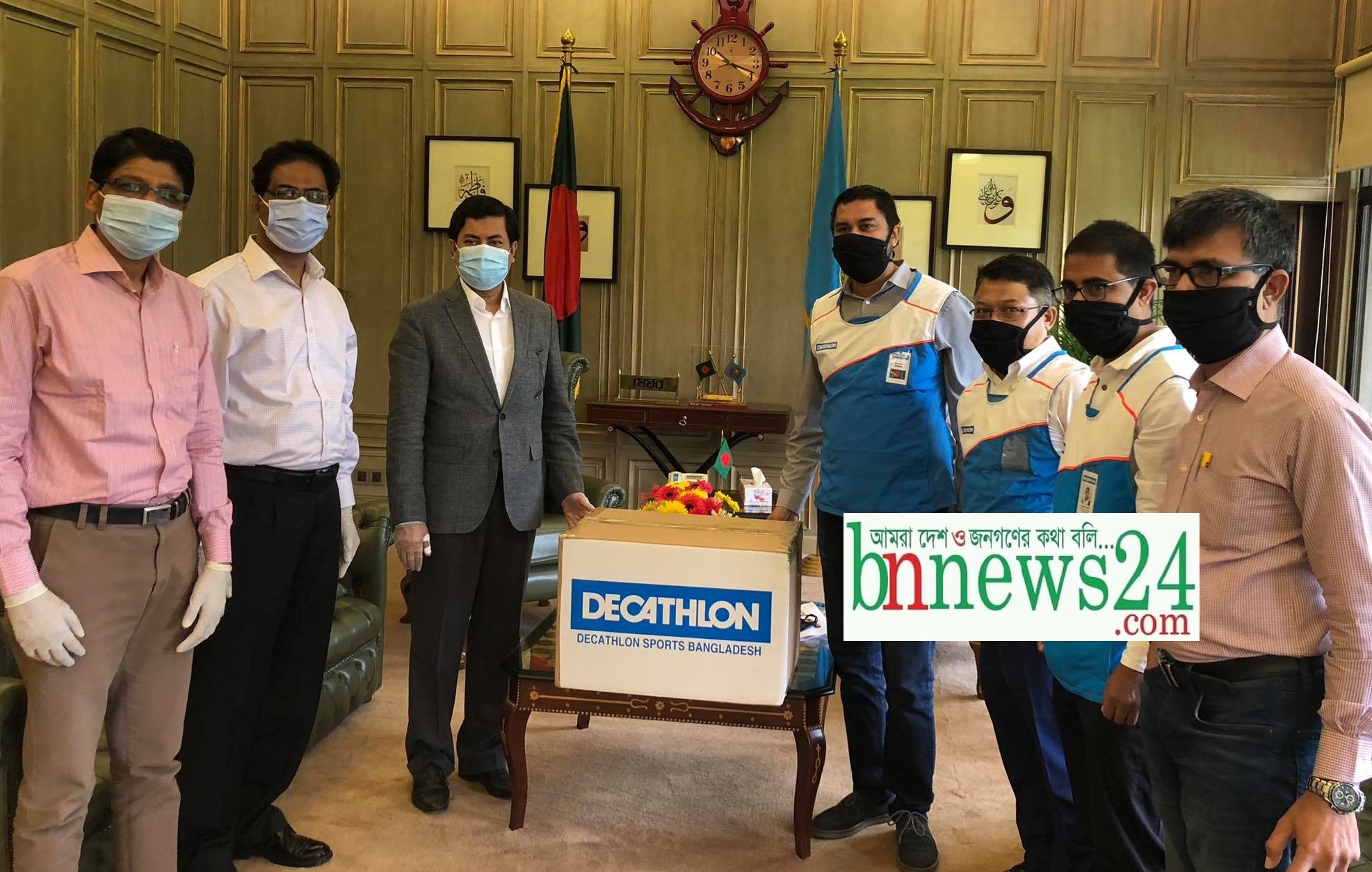 ডিএসসিসি'কে ২০ হাজার মাস্ক দিলো 'ডেকাথ্লন বাংলাদেশ'