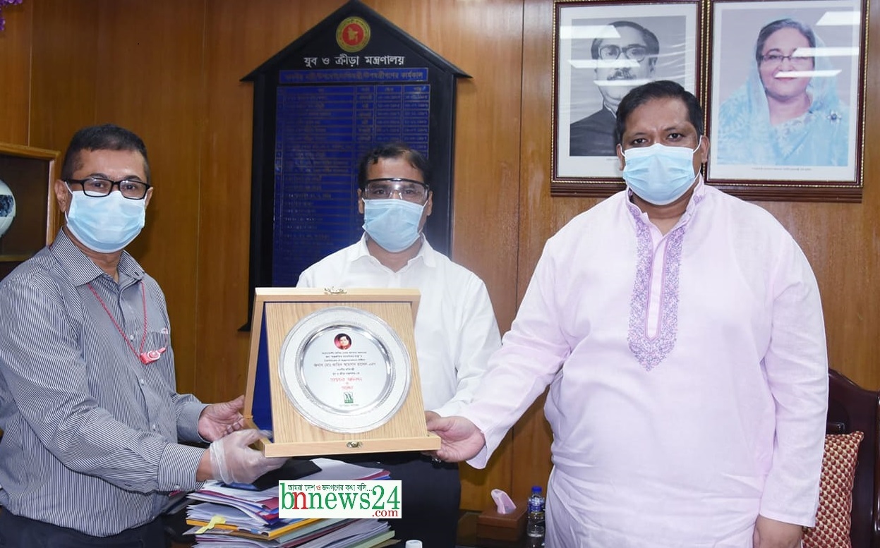 ক্রীড়া প্রতিমন্ত্রী জাহিদ আহসানকে শুভেচ্ছা স্মারক দিলেন যুব অধিদপ্তর