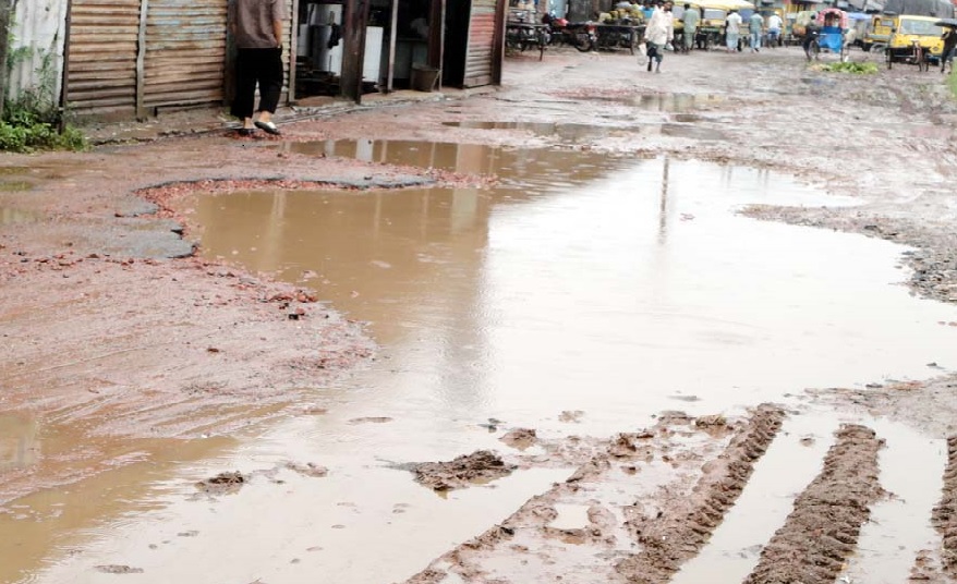 মণিরামপুরের পর্যটন নগরী রাজগঞ্জের অধিকাংশ রাস্তায় কাদা-পানি, চলাচলে চরম দুর্ভোগ