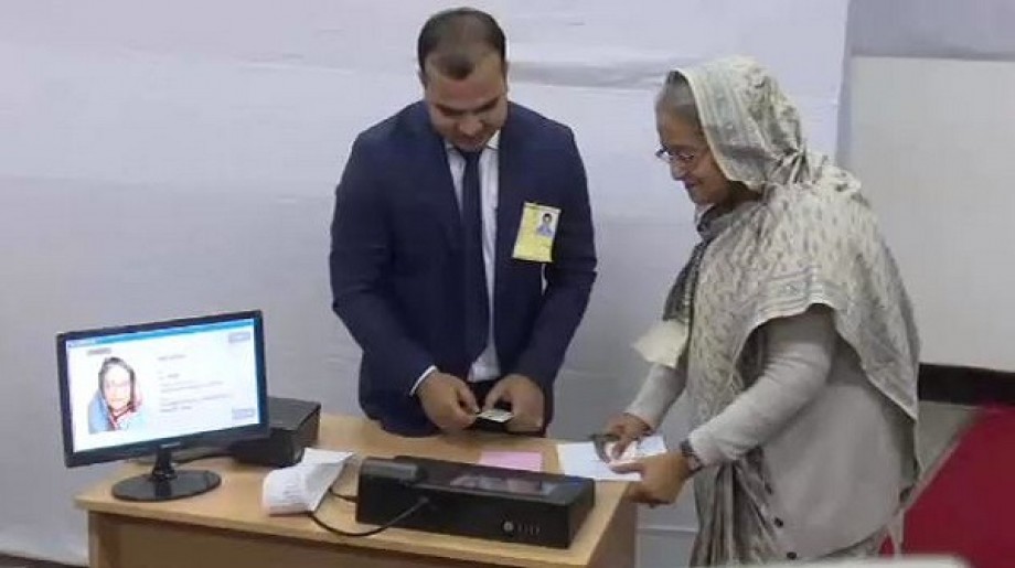 ঢাকা-১০ আসনের উপ-নির্বাচনে ভোট দিলেন প্রধানমন্ত্রী