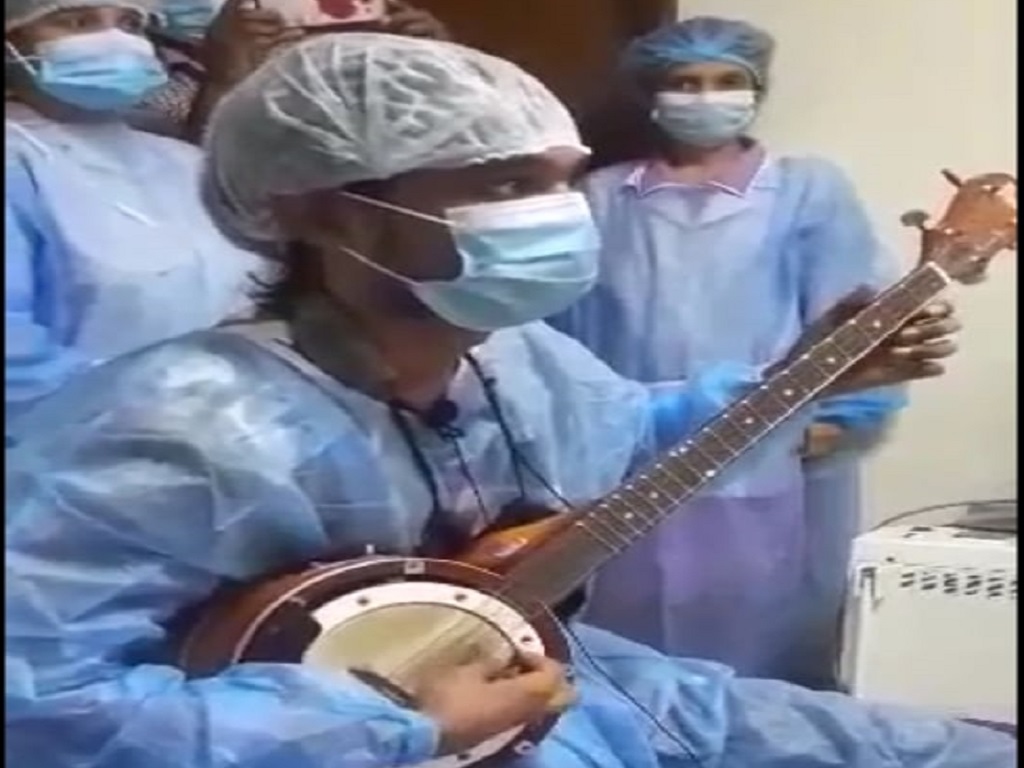 হাসপাতালে করোনায় আক্রন্তদের জন্য গানের আসর বসালো জবি শিক্ষার্থীর