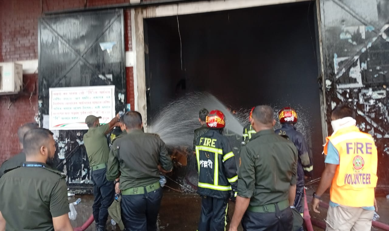 বিমানবন্দরের কার্গো ভিলেজে আগুন নিয়ন্ত্রণে সক্রিয় ছিল আনসার