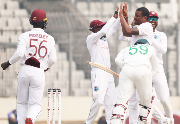 শুরুর ধাক্কা সামলে মুমিনুলের বিদায়