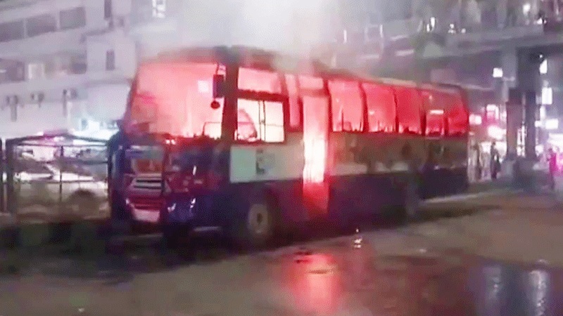 রাজধানীর তিন স্থানে বাসে আগুন