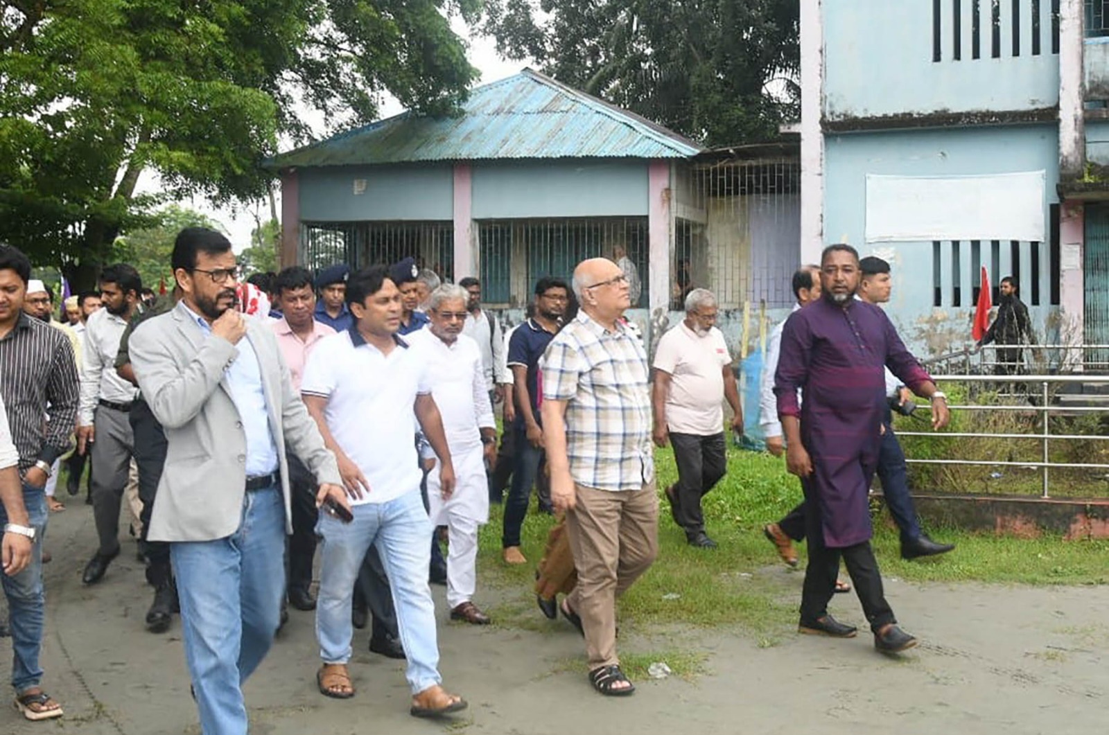 জনগণের দোরগোড়ায় সেবা পৌঁছে দিতে কাজ করছে সরকার: ত্রাণ উপদেষ্টা