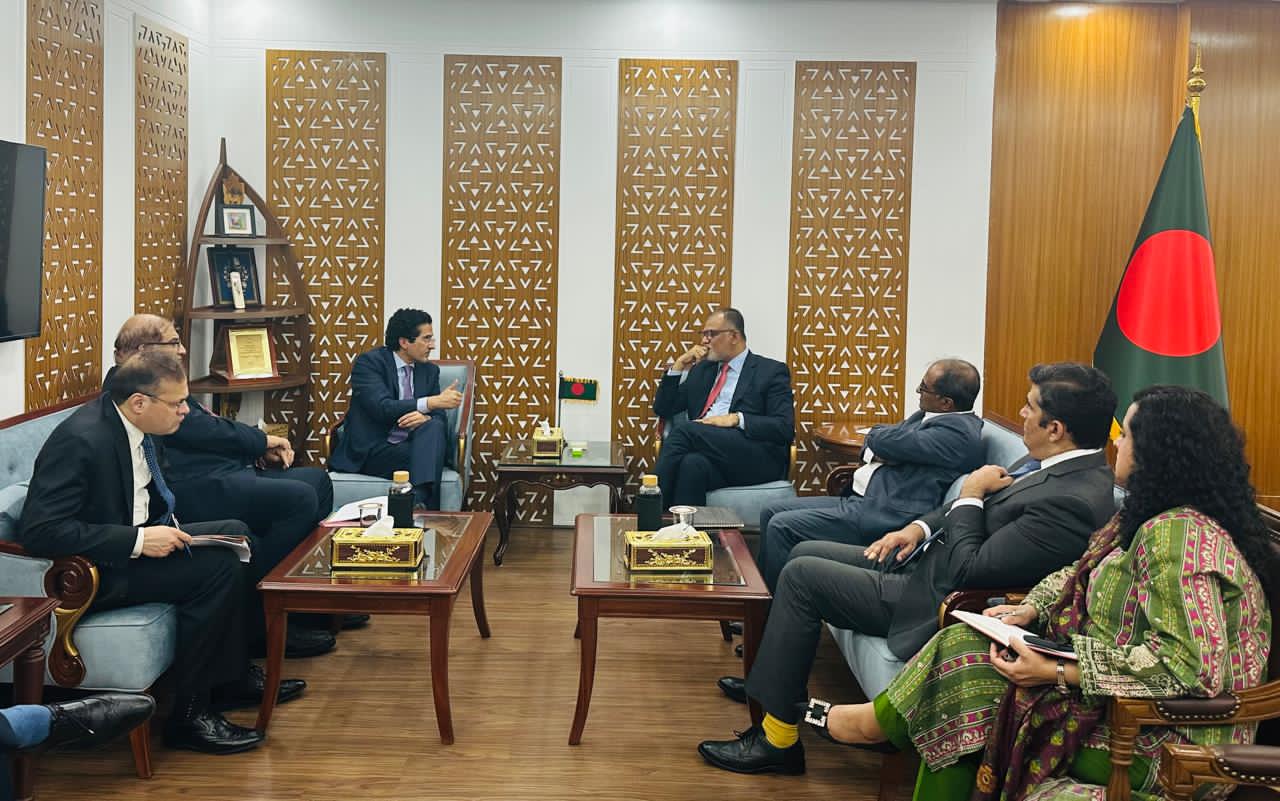 বাণিজ্য উপদেষ্টার সাথে পাকিস্তানের পেট্রোলিয়াম মন্ত্রীর বৈঠক