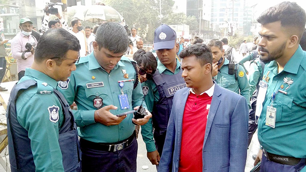 ঢাকায় দায়িত্বরত পুলিশ সদস্যদের মুঠোফোন ব্যবহারে সতর্ক করল ডিএমপি