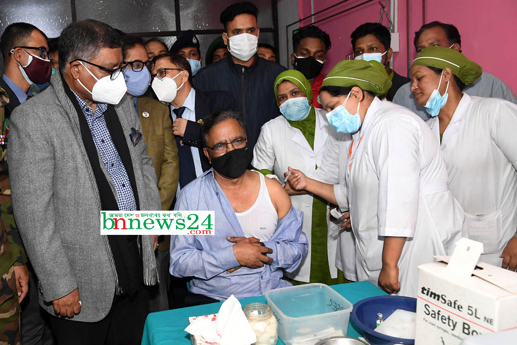 কোভিড-১৯ টিকা গ্রহণ করলেন সংস্কৃতি প্রতিমন্ত্রী কে এম খালিদ