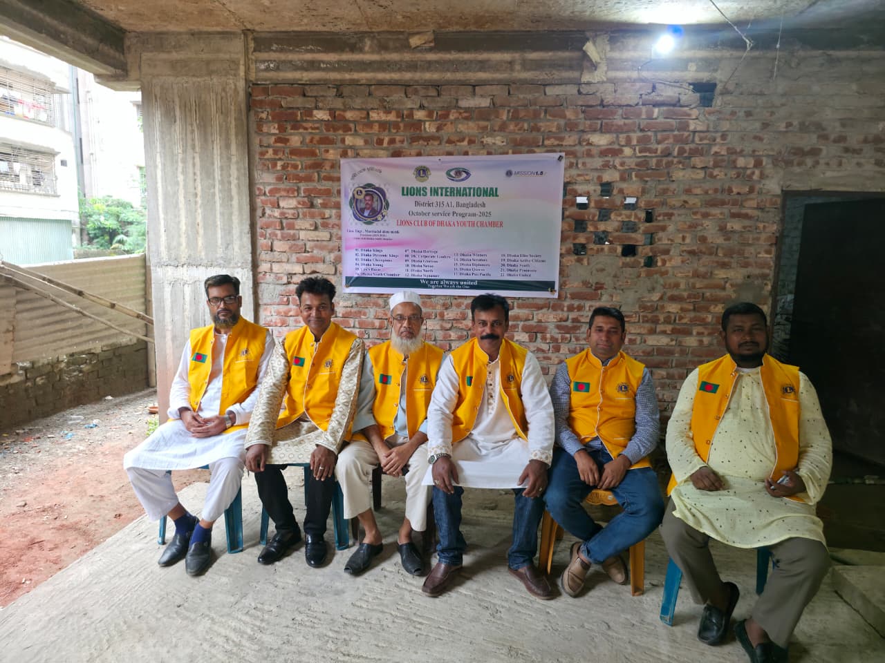 সবুজবাগে দুইশতাধিক মানুষের মাঝে খাবার বিতরণ করলেন লায়ন্স ক্লাব