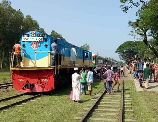 যশোরের নওয়াপাড়ায় প্রাইভেটকারে ট্রেনের ধাক্কায় নিহত ৪
