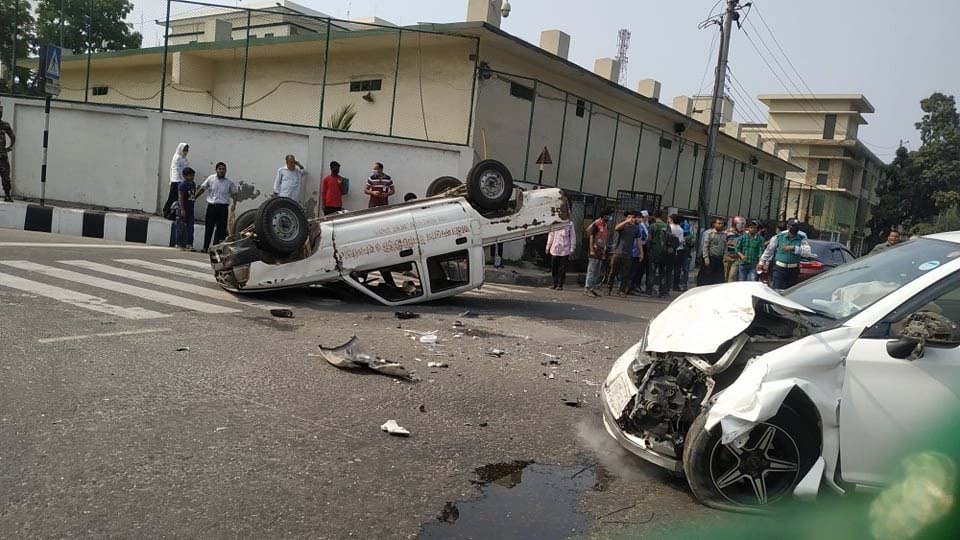 রাজধানীতে জিপ ও প্রাইভেটকারের মুখোমুখি সংঘর্ষ