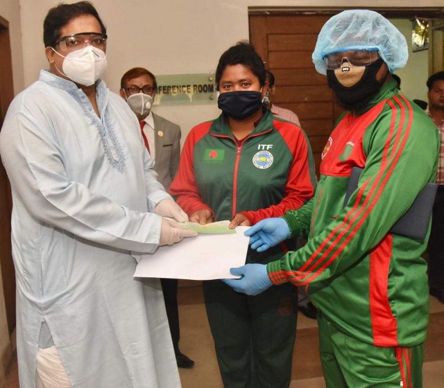 খেলোয়াড়দের আর্থিক সহায়তার চেক প্রদান করেছে ক্রীড়া প্রতিমন্ত্রী রাসেল