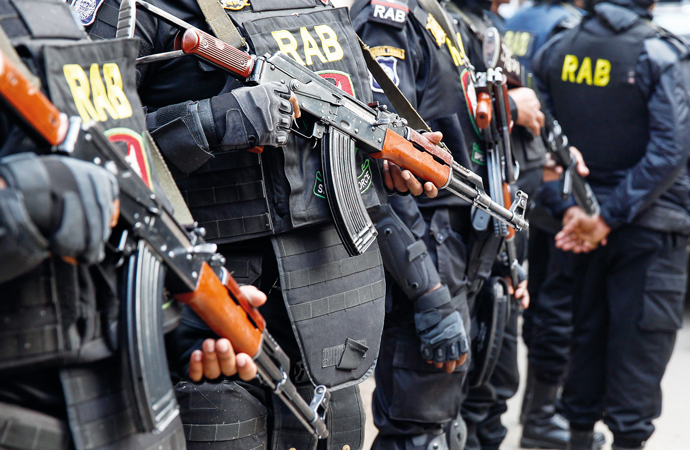 যাত্রাবাড়ীতে পেঁয়াজ ও আলু আড়তে র্যাবের অভিযান চলছে