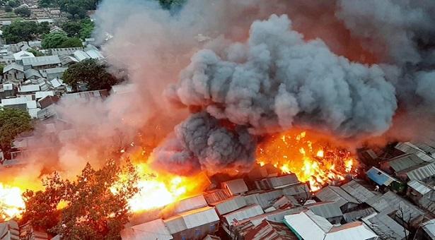 মহাখালীর সাততলা বস্তিতে ভয়াবহ আগুন, পুড়ে গেছে কয়েকশ’ ঘর